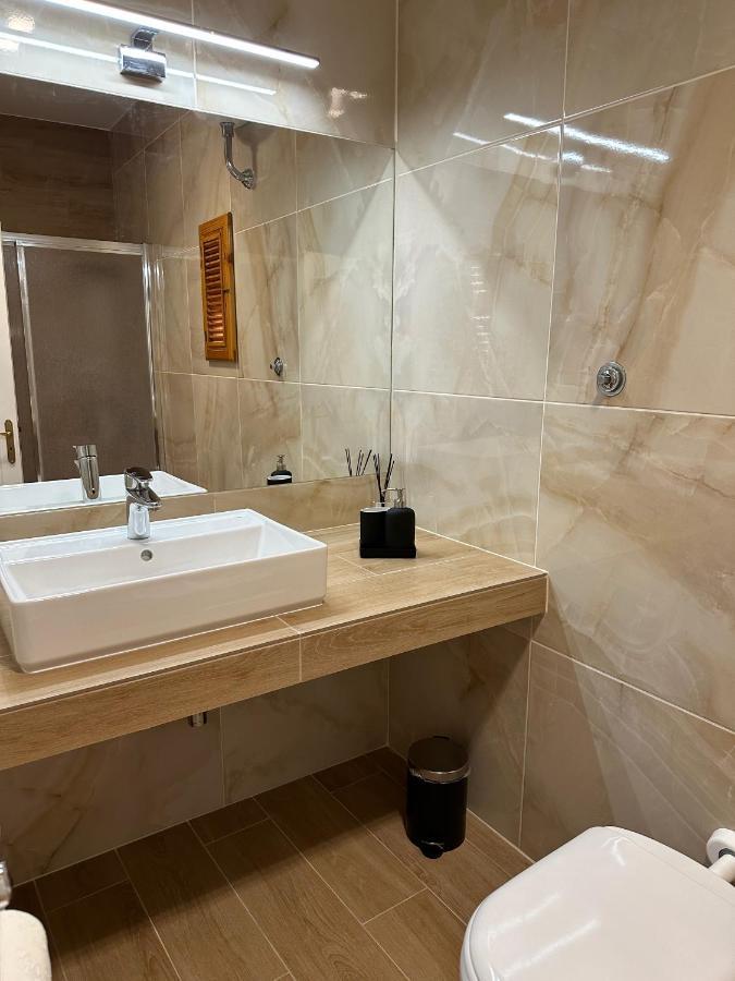 Nouvelle Vag - Apartment & Room Trani Bagian luar foto