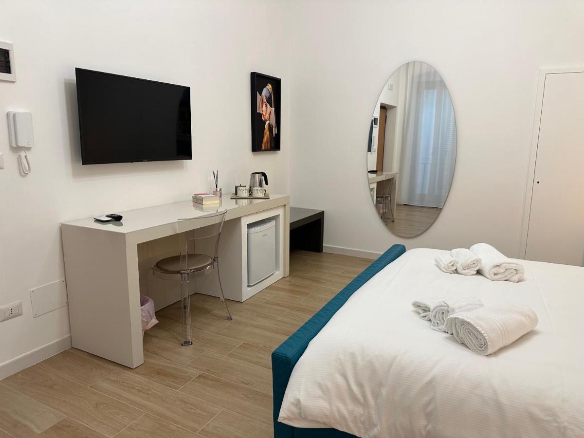 Nouvelle Vag - Apartment & Room Trani Bagian luar foto