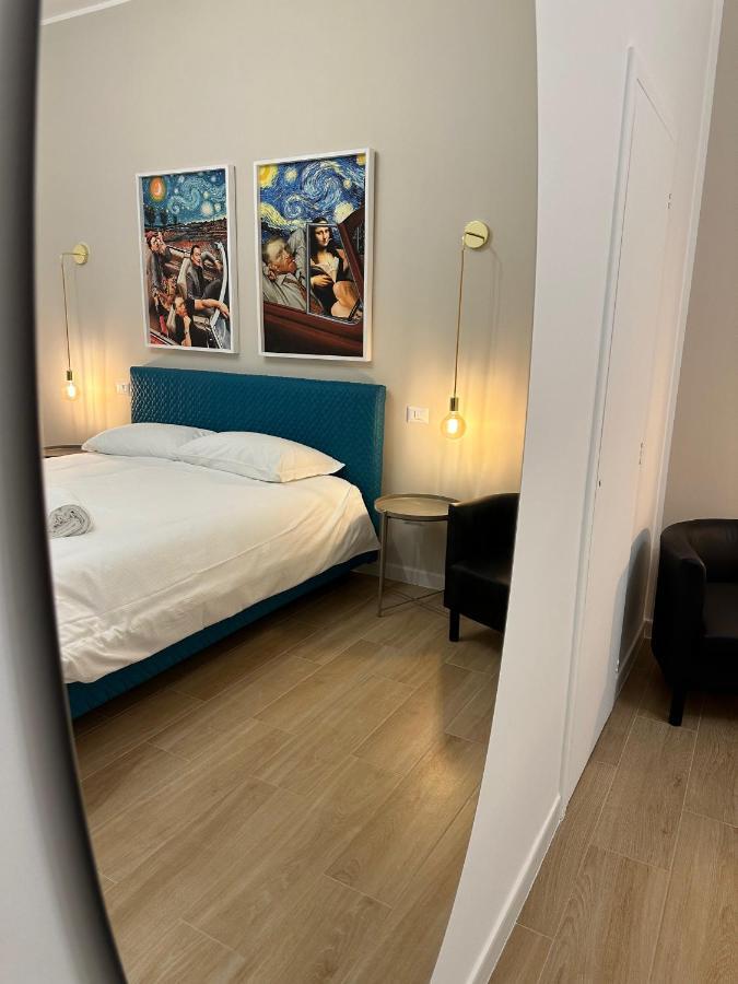 Nouvelle Vag - Apartment & Room Trani Bagian luar foto