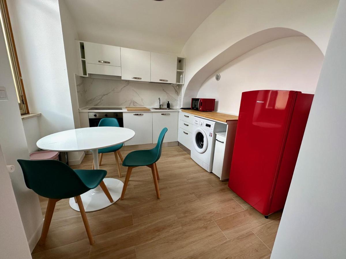 Nouvelle Vag - Apartment & Room Trani Bagian luar foto
