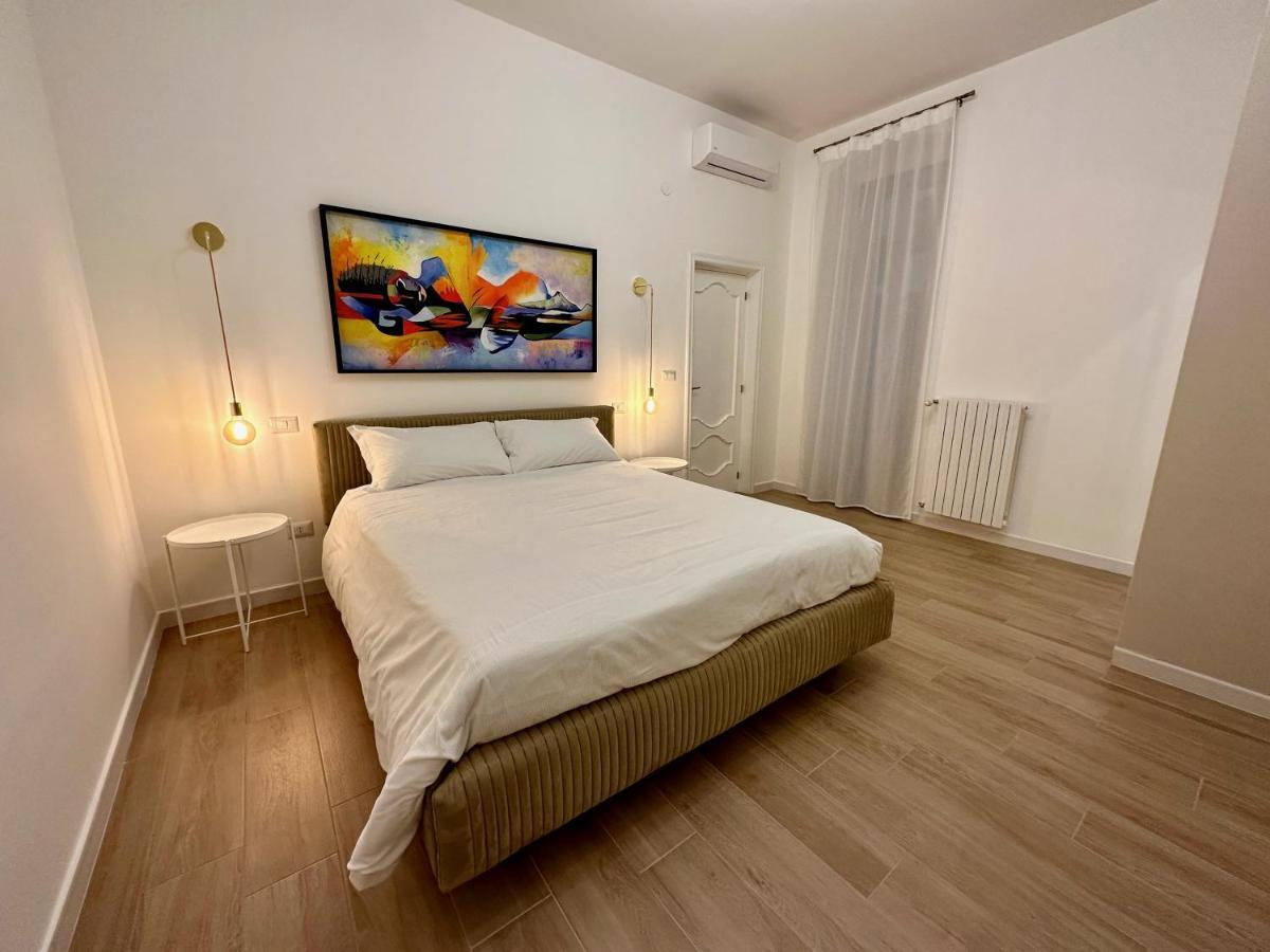 Nouvelle Vag - Apartment & Room Trani Bagian luar foto