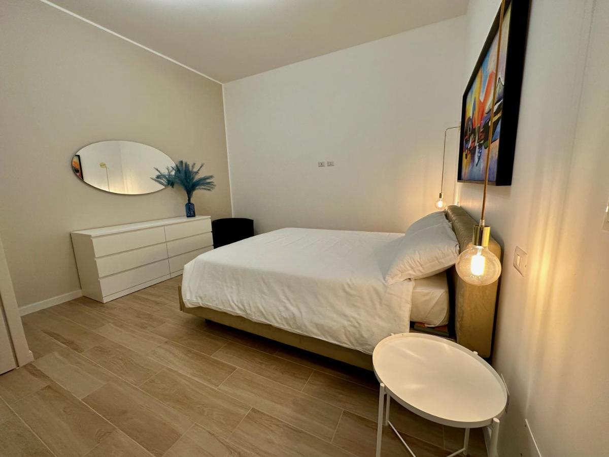 Nouvelle Vag - Apartment & Room Trani Bagian luar foto