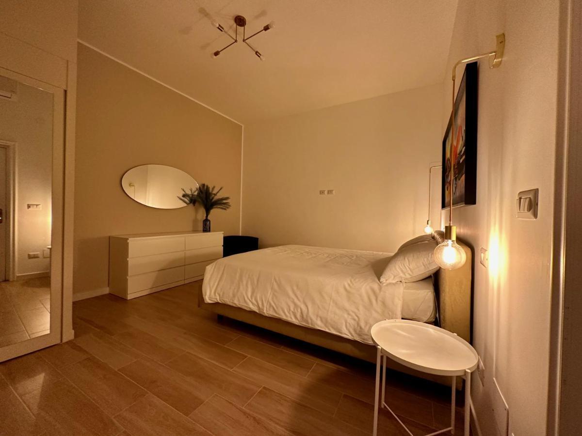Nouvelle Vag - Apartment & Room Trani Bagian luar foto