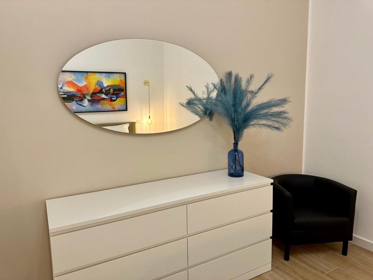 Nouvelle Vag - Apartment & Room Trani Bagian luar foto