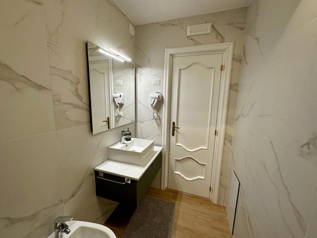Nouvelle Vag - Apartment & Room Trani Bagian luar foto