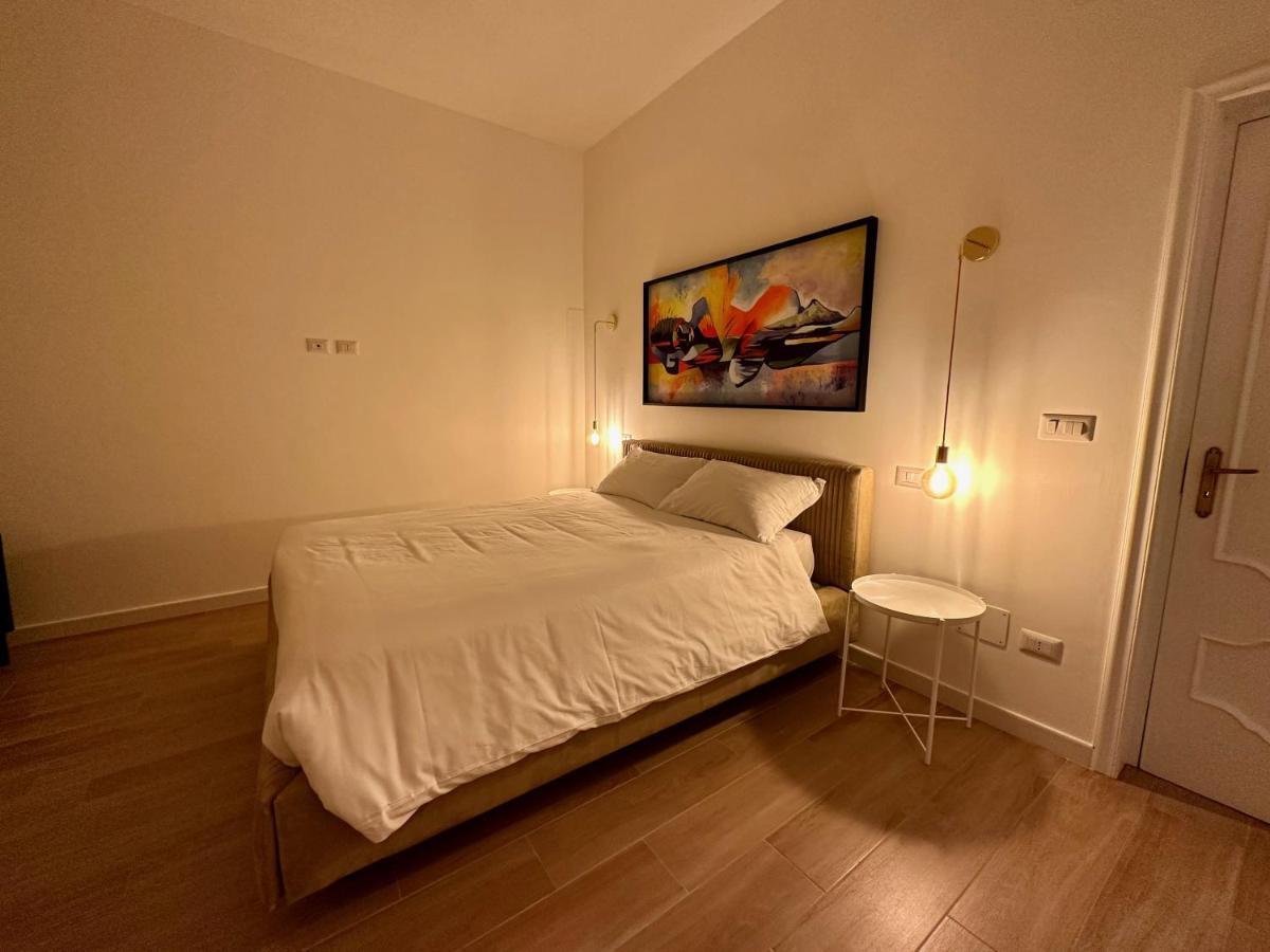 Nouvelle Vag - Apartment & Room Trani Bagian luar foto